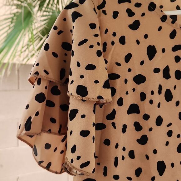 5/$15women's size small tan and black animal print short ruffled sleev… - Picture 2 of 6